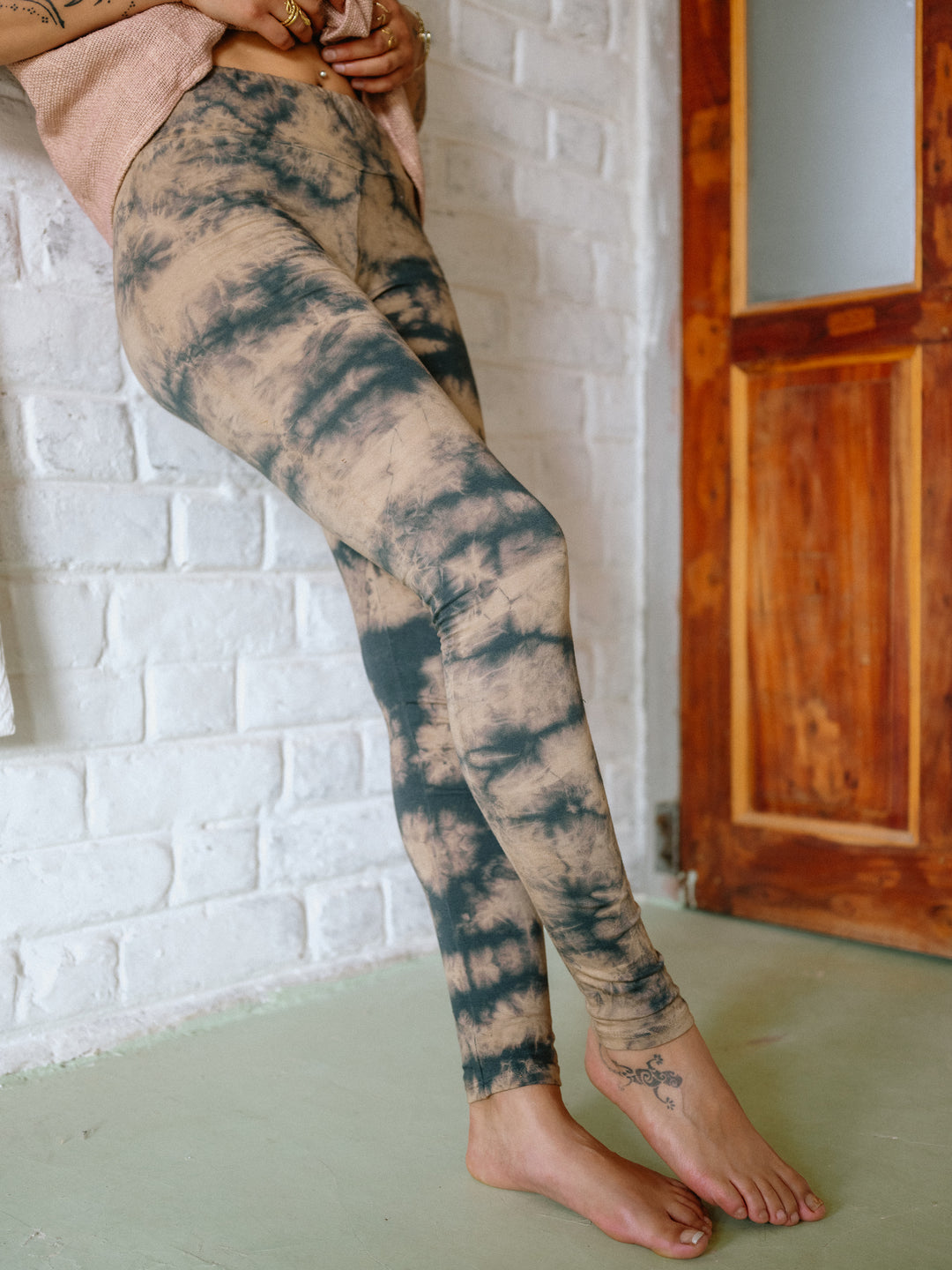 Cropped batik leggings ~ gray