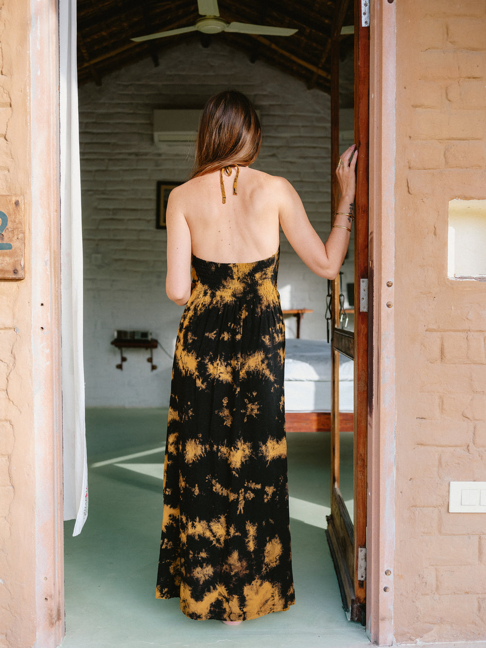 Batik-Kleid ~ langes Ärmelloses Trägerkleid ~ Figurbetonend ~ Schwarz, Gelb, Beige ~ Rückenfrei ~ Sommerkleid