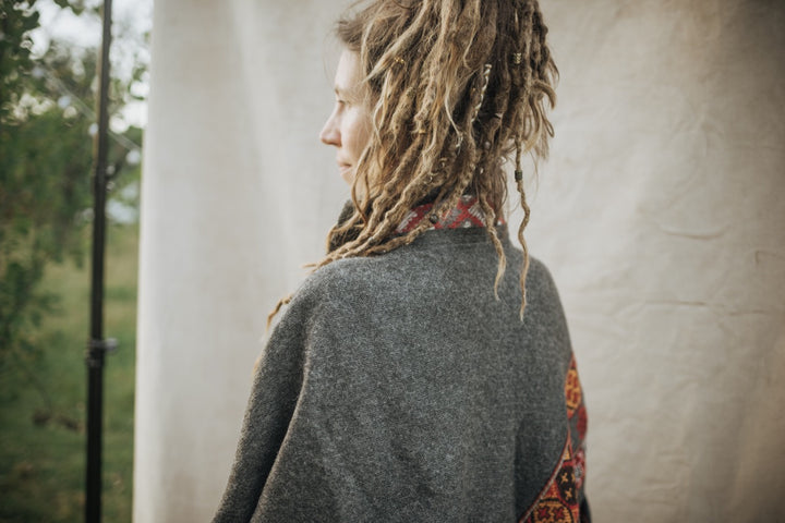 Warmer Poncho ZULU | unisex | dunkelgrau & rot | kuscheliger Überwurf | ethnic Design